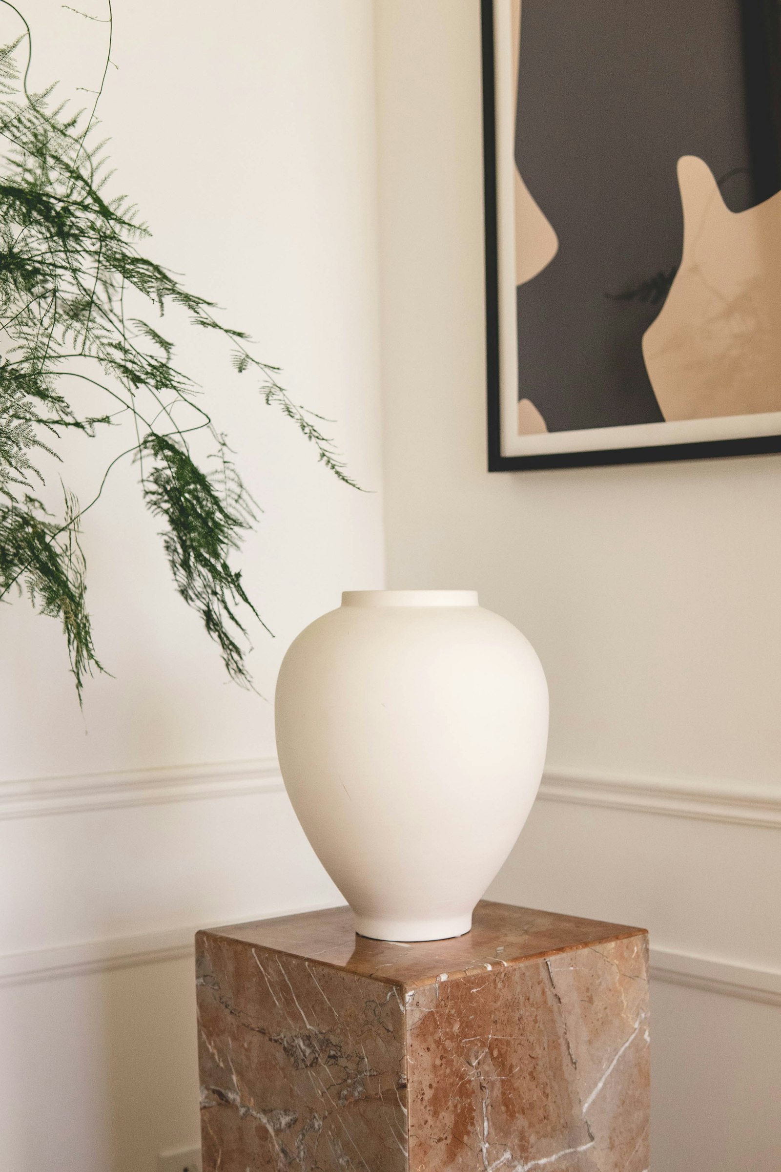 White ceramic vase - Gallery Art Group